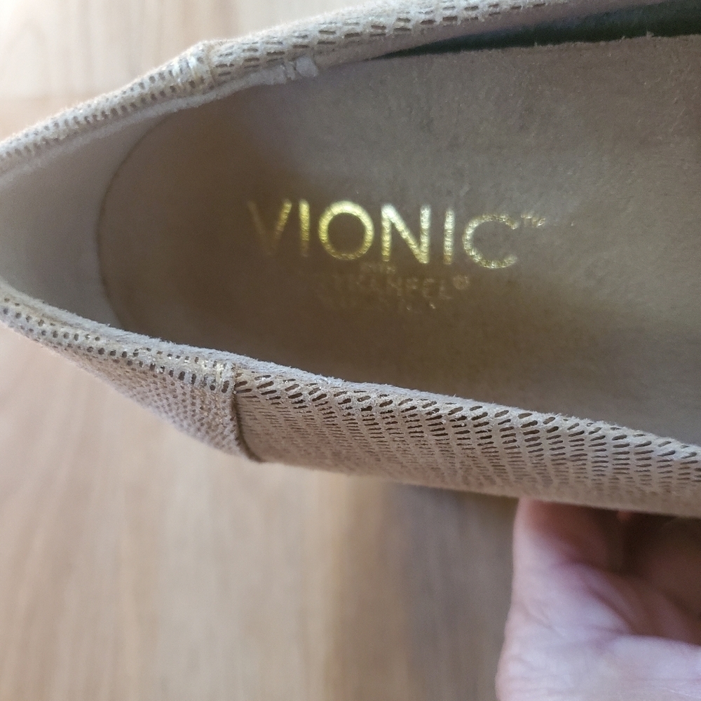 Vionic Alda Chain Beige Lizard Skin Loafers with Gold Accent, Size 7.5 - Picture 4 of 6